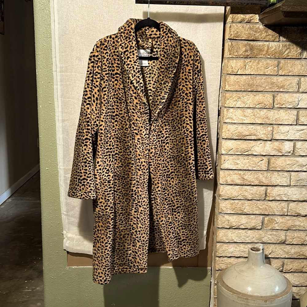 Cheetah patterned, soft, warm, tie robe.  Knee length.Size SM, runs large.